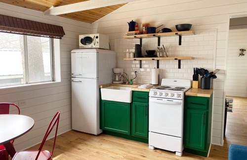 Camdenton Cabina | Renovated lake cabin with swimming pool + resort amenities!