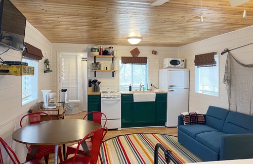 Camdenton Cabina | Renovated lake cabin with swimming pool + resort amenities!