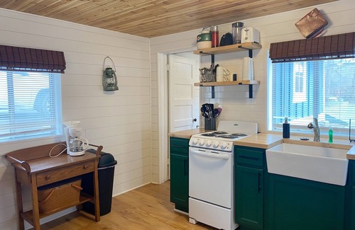 Camdenton Cabina | Renovated lake cabin with swimming pool + resort amenities!
