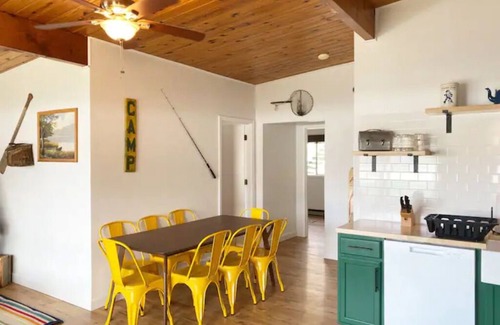 Camdenton Cabina | Renovated lakeside cabin with swimming pool & resort amenities!