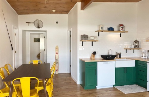 Camdenton Cabina | Renovated lakeside cabin with swimming pool & resort amenities!