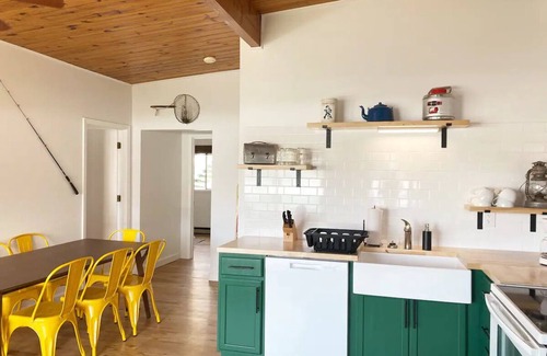 Camdenton Cabina | Renovated lakeside cabin with swimming pool & resort amenities!