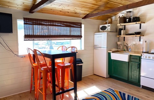 Camdenton Cabina | Renovated lakeside cabin with pool & resort amenities!