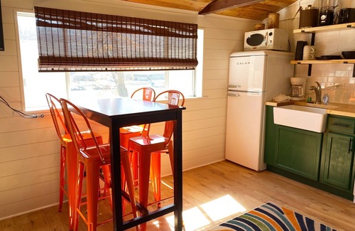 Camdenton Cabina | Renovated lakeside cabin with pool & resort amenities!