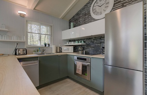 Eidelweiss Village Chalet De Esquí | Renovated Modern Chalet - Swim, Hike, Bike, Fish, Ski, Skate, Shop, Dine, Relax!