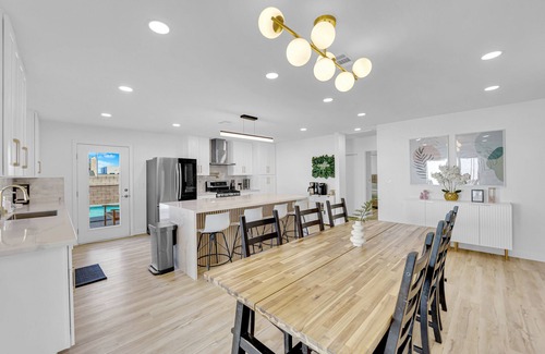 Spring Valley Casa | Renovated Modern Home with Pool. Minutes from the Las Vegas Strip