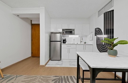 Downtown Honolulu Apartamento | Renovated & Modern! Parking+WifI+Pool!