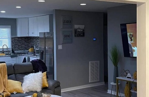 North Chesterfield Casa | Renovated Modern Stylish “Vibrant” 4bdrm Home