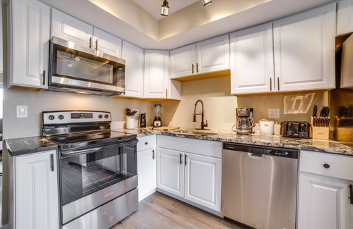 Munster Condominio | Renovated Munster Condo - 15 Mi to Lake Michigan!