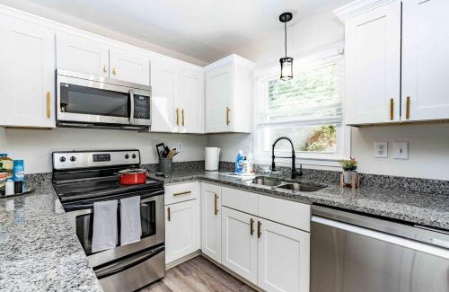 North Raleigh Casa | Renovated N Raleigh home with firepit wifi & king bed