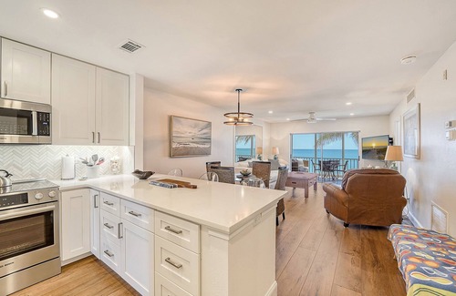 Siesta Key Condominio | RENOVATED Oceanfront 2 Bedroom/2Bath Oasis