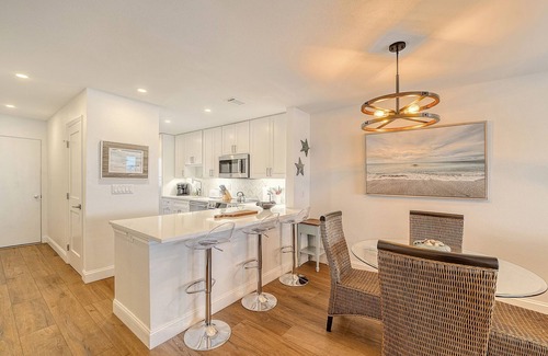 Siesta Key Condominio | RENOVATED Oceanfront 2 Bedroom/2Bath Oasis