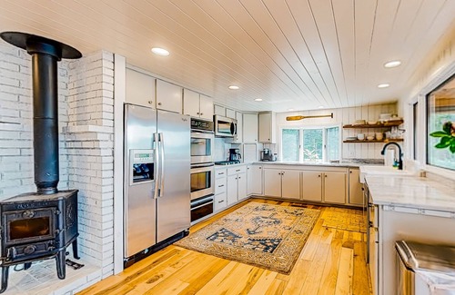 Saint George Casa | Renovated oceanfront home with stunning view & pebbly beach - snowbird-friendly