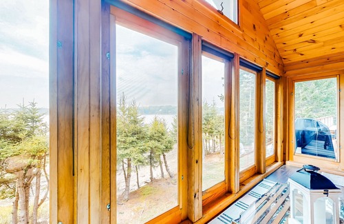 Saint George Casa | Renovated oceanfront home with stunning view & pebbly beach - snowbird-friendly