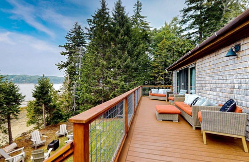 Saint George Casa | Renovated oceanfront home with stunning view & pebbly beach - snowbird-friendly