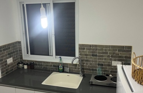 Qiryat Shemona Apartamento | Renovated one room unit with a bomb shelter and a garden.