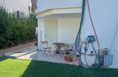 Qiryat Shemona Apartamento | Renovated one room unit with a bomb shelter and a garden.