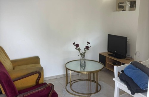 Qiryat Shemona Apartamento | Renovated one room unit with a bomb shelter and a garden.