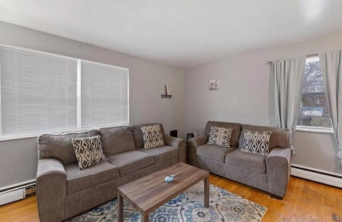 Finneytown Apartamento | Renovated, Private Apt 15 mins from Cincy! pet friendly, long-term&short-term