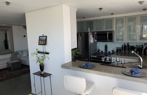 Playa Del Rey Condominio | Frente a la playa privada renovada con espacio privado al aire libre a pasos del agua