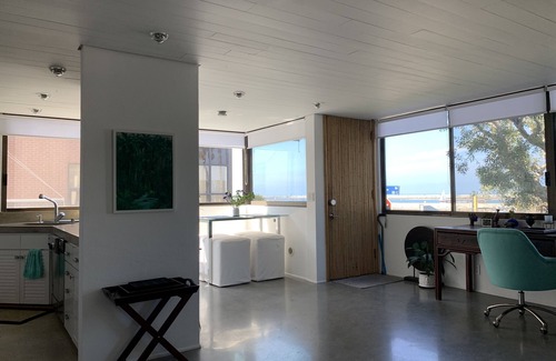 Playa Del Rey Condominio | Frente a la playa privada renovada con espacio privado al aire libre a pasos del agua
