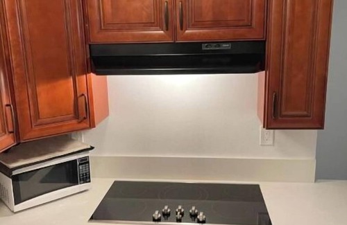 Home Gardens Apartamento | Renovated Private Studio/Suite w/Kitchenette Bathroom (Abv Grg)