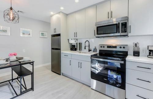 Hallandale Beach Casa | Renovated professional design, grill lake view!