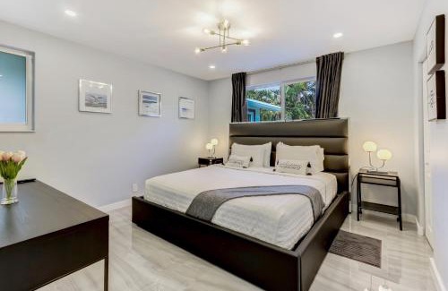 Hallandale Beach Casa | Renovated professional design, grill lake view!