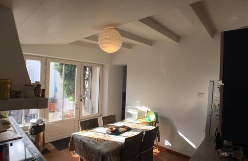 Loix Casa | Casa Rhetish renovada en el corazón del pueblo.