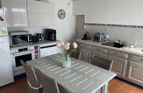 Loix Casa | Casa Rhetish renovada en el corazón del pueblo.