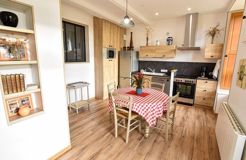 Sable-sur-Sarthe Cabaña | Casa restaurada para 6, junto al río, cerca del centro, aparcamiento y wifi