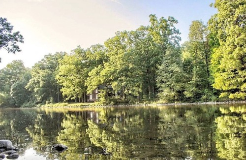 Millmont Cabina | Renovated Riverfront Cabin w/ Outdoor Adventures