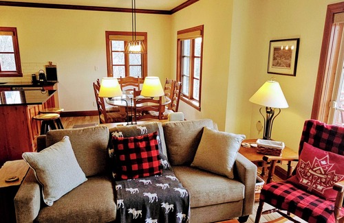 Mont-Tremblant Condominio | RENOVADO- Ski in & out / Walk to village / Corner Unit / Piscina climatizada / Soleado / Vistas