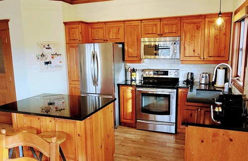 Mont-Tremblant Condominio | RENOVADO- Ski in & out / Walk to village / Corner Unit / Piscina climatizada / Soleado / Vistas