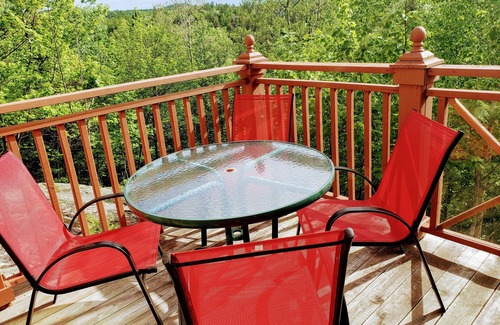Mont-Tremblant Condominio | RENOVADO- Ski in & out / Walk to village / Corner Unit / Piscina climatizada / Soleado / Vistas