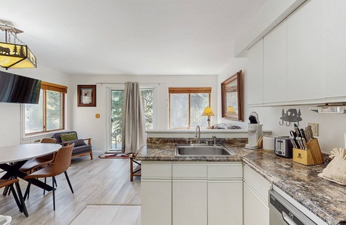 Four O'Clock Condominio | Ski-in / ski-out condo w / jacuzzi y sauna compartidos - caminar a los ascensores, 2 perros OK!