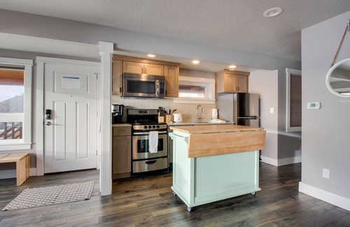 Oceanside Condominio | Renovado, amplio, condominio frente al mar amigable para perros con vistas en expansión!