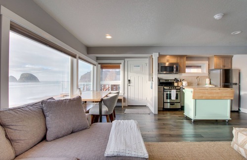 Oceanside Condominio | Renovado, amplio, condominio frente al mar amigable para perros con vistas en expansión!