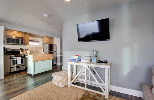 Oceanside Condominio | Renovado, amplio, condominio frente al mar amigable para perros con vistas en expansión!