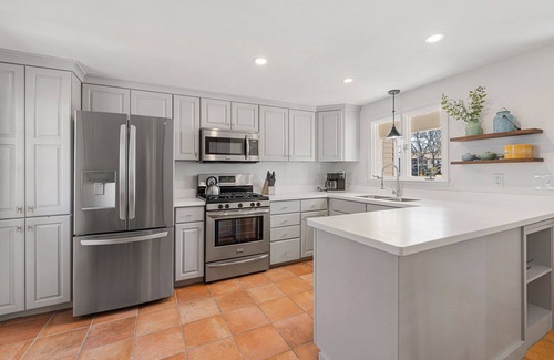 Harwich Port Casa | RENOVATED, Spacious, 4-bedroom, Dogs ok, Minutes from Beaches