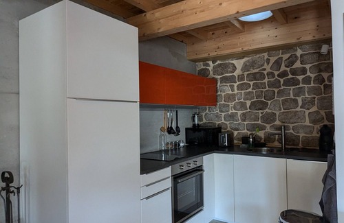 Burzet Casa | Casa de piedra reformada de forma contemporánea.