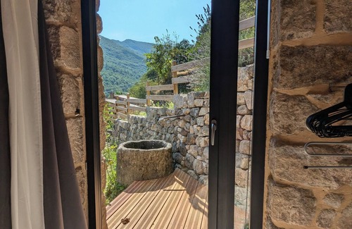 Burzet Casa | Casa de piedra reformada de forma contemporánea.