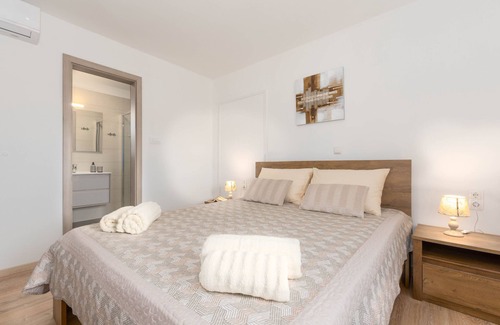 Sajini Casa | Renovated stone house, two bedrooms with private bathrooms. Big garden, parking.