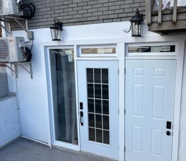 Cote-Des-Neiges—Notre-Dame-De-Grace Apartamento | Renovated Studio w Parking Queen Bed and Sofa Bed