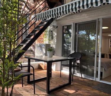 Cote-Des-Neiges—Notre-Dame-De-Grace Apartamento | Renovated Studio w Parking Queen Bed and Sofa Bed
