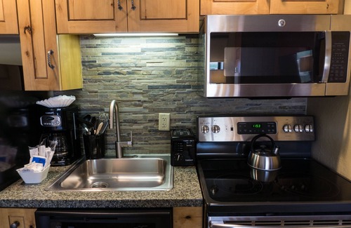 Park City Condominio | Renovated Studio with All of the Necessities by RedAwning - Save 20% on 7+ Nights!
