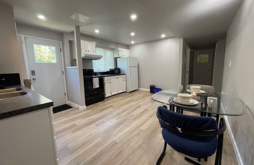 Gordon Head Casa | Renovated Suite 6 Minutes to UVIC and Beach – Modern Comforts & Pet-Friendly