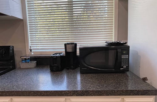 Gordon Head Casa | Renovated Suite 6 Minutes to UVIC and Beach – Modern Comforts & Pet-Friendly