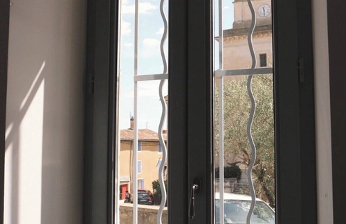 Suze-la-Rousse Apartamento | Renovated T2 apartment in the heart of Suze-la-Rousse