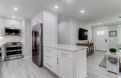 Isle of Palms Casa | Renovated, Very Modern Beach Home on Quiet Street, Close to Beach & Marina!